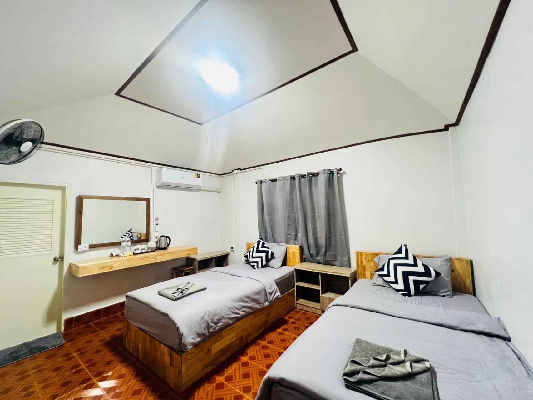 Lungwang Guest House Ban Rak Thai Buitenkant foto